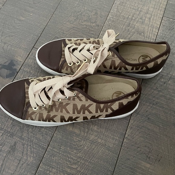 Michale Kors casual sneaker size 7.5 - Picture 2 of 2